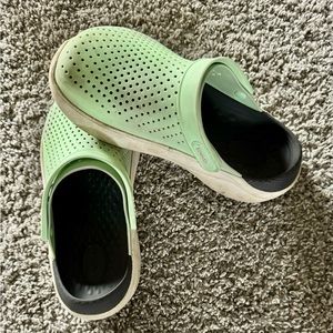 Used crocs (slightly used) size 7 womens
